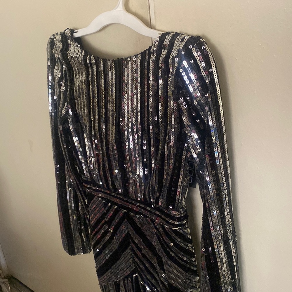 New sequined dress with tags. Perfect for parties. Events. Midi dress.